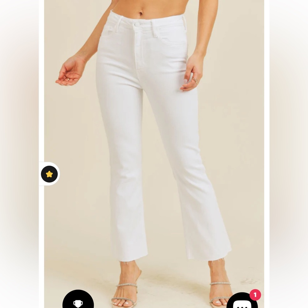 Just black HR crop Flare White denim 30
10.5" RISE, 26.5" INSEAM, 9'' OPENING